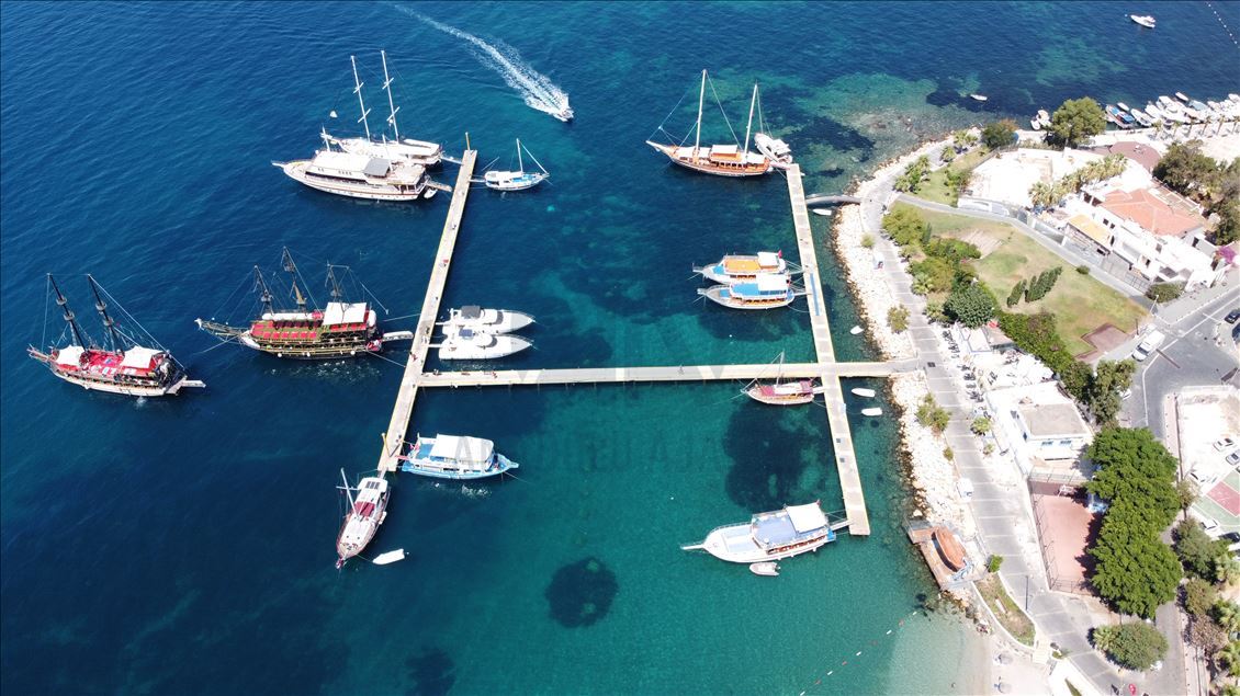 Muğla'da turizm merkezlerinde tatilciler denizin keyfini çıkarıyor