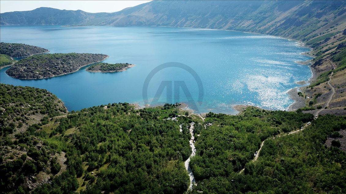 Ziyaretvanên xwecî û biyanî eleqeyê nîşanî Gola Krater a Nemrûdê didin