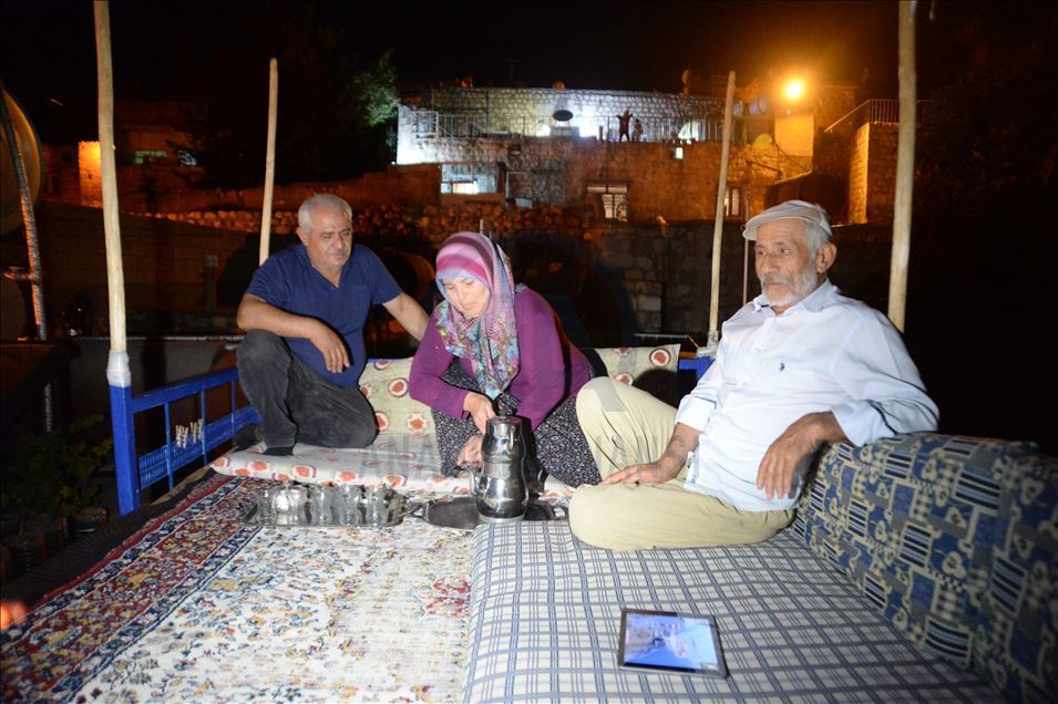 Mêrdînî bi xewa li serê xanî kêf dikin