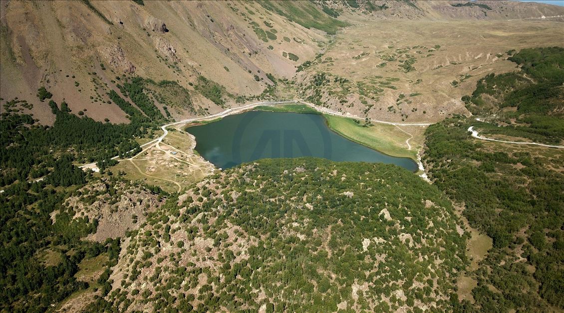 Ziyaretvanên xwecî û biyanî eleqeyê nîşanî Gola Krater a Nemrûdê didin