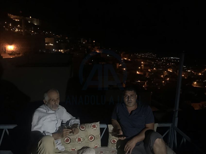 Mêrdînî bi xewa li serê xanî kêf dikin