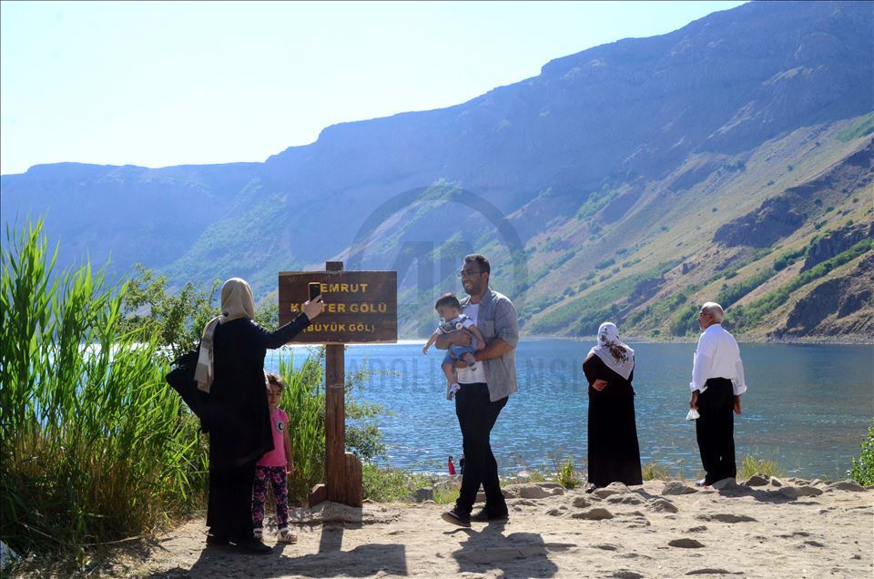 Ziyaretvanên xwecî û biyanî eleqeyê nîşanî Gola Krater a Nemrûdê didin
