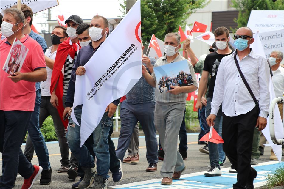 Nagoya'da FETÖ'ye ait okulun önünde protesto