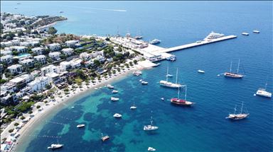 Muğla'da turizm merkezlerinde tatilciler denizin keyfini çıkarıyor