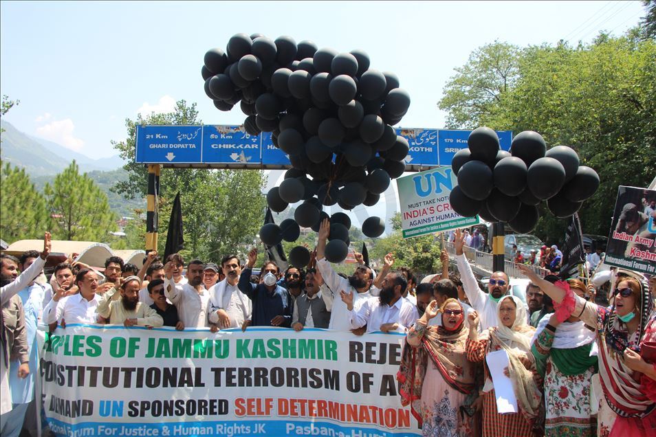 Cammu Keşmir'in özel statüsünün kaldırılması birinci yıldönümünde protesto edildi