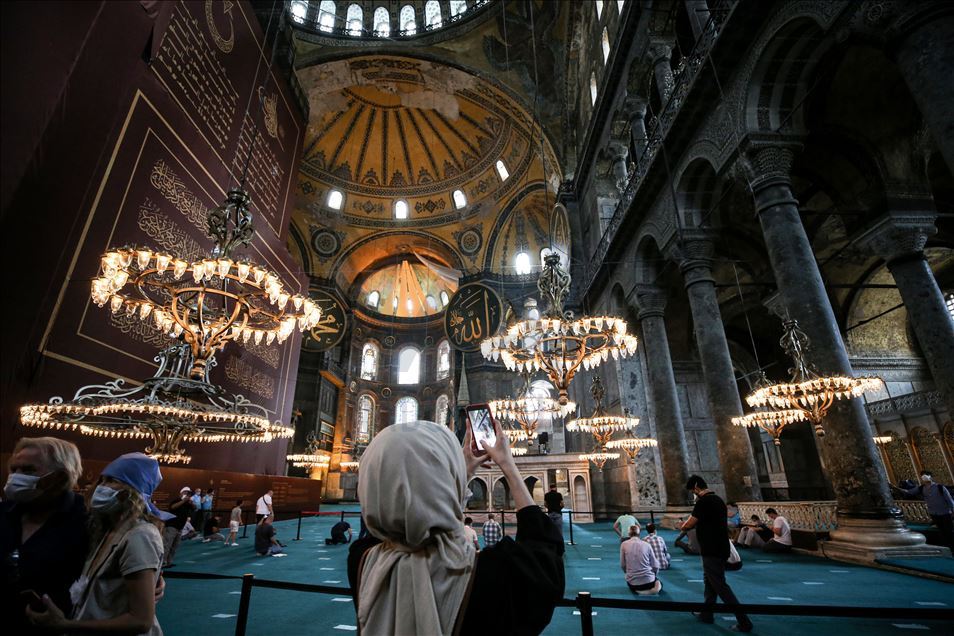 Ayasofya-i Kebir Cami-i Şerifi'ne ziyaretçilerin ilgisi sürüyor