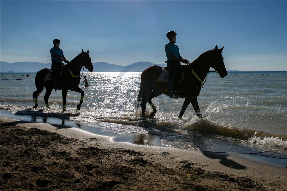 Van Gölü sahillerinin güvenliği atlı jandarma timlerine emanet