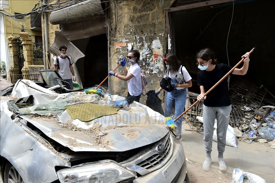 Lübnanlılar, yaralarını sarmaya çalışıyor
