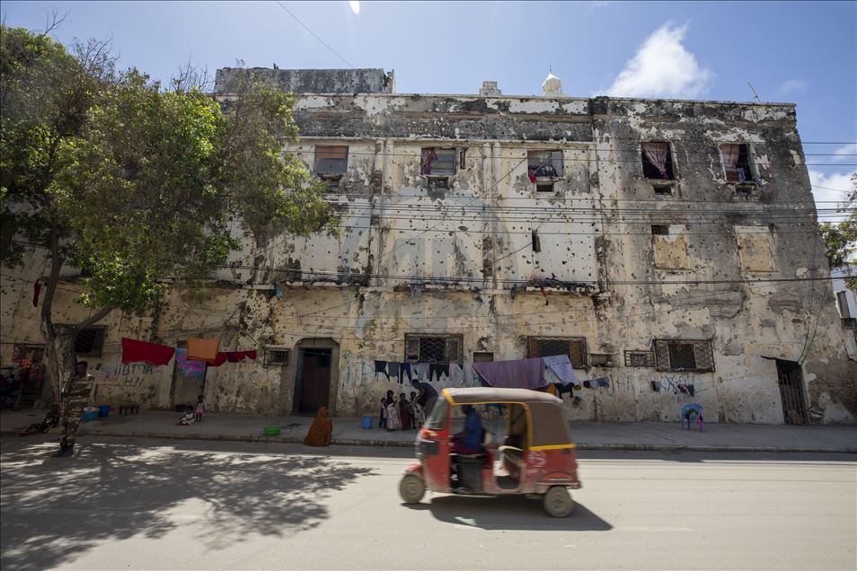 Mogadişu'da çatışmanın izlerini taşıyan binalar