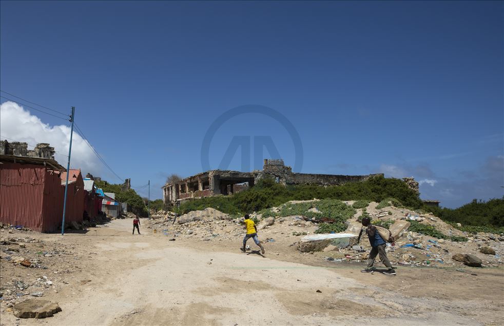 Mogadişu'da çatışmanın izlerini taşıyan binalar