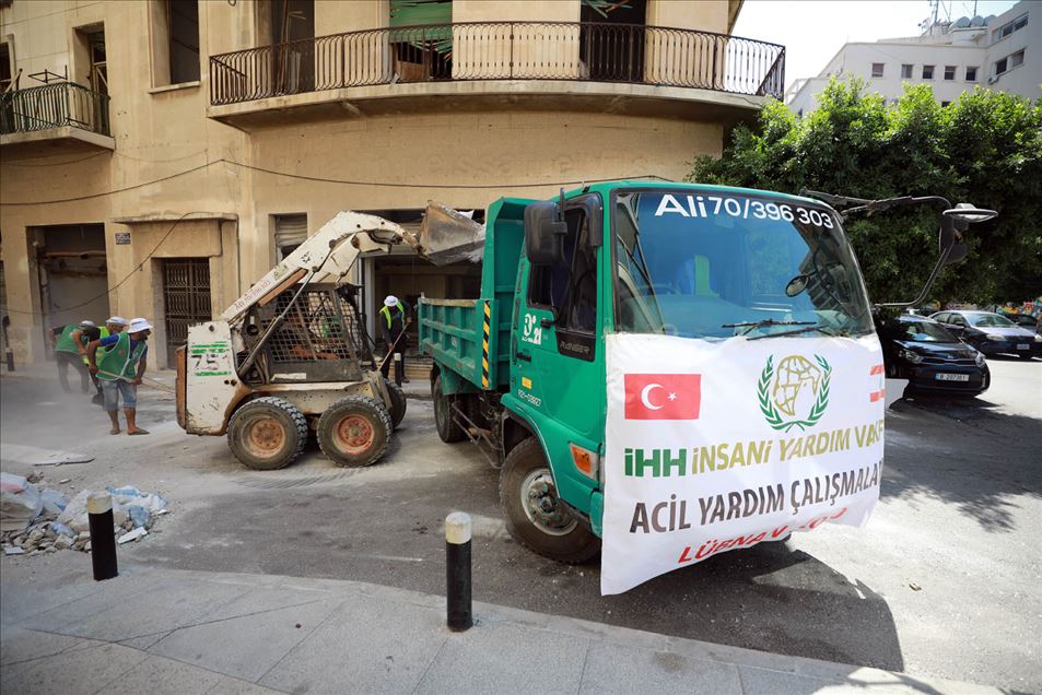 İHH Beyrut'ta 3 bin 700 kişiye acil yardım ulaştırdı