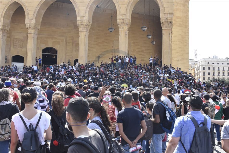 بيروت.. الأمن يطلق قنابل غاز على محتجين بمحيط البرلمان