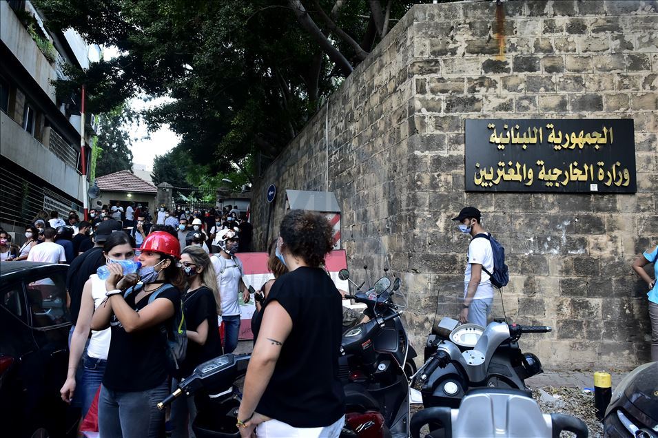 بيروت.. الأمن يطلق قنابل غاز على محتجين بمحيط البرلمان