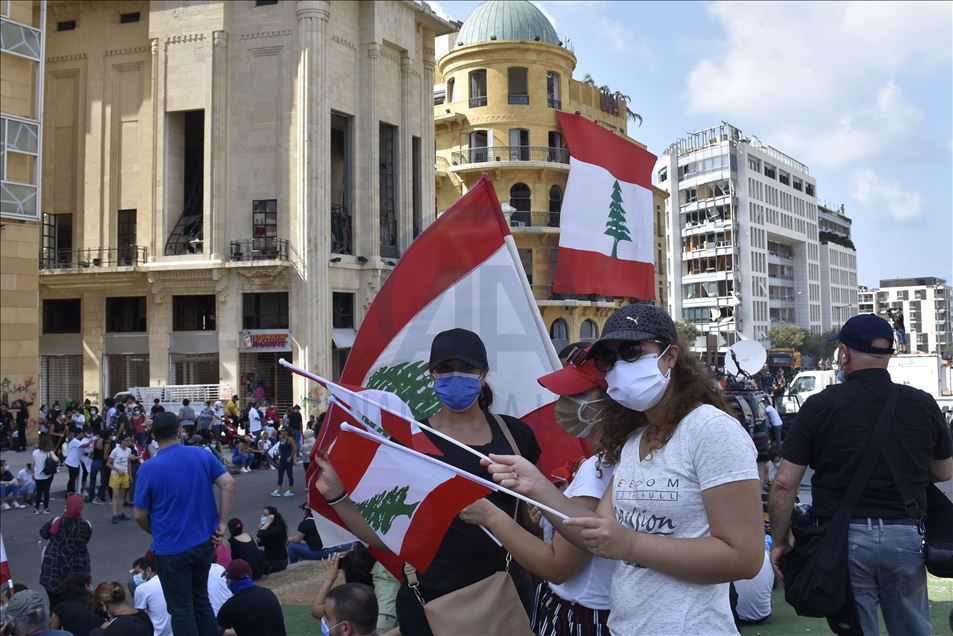 Lübnanlılar, Beyrut Limanı'ndaki patlamadan sorumlu tuttukları yetkilileri protesto etti