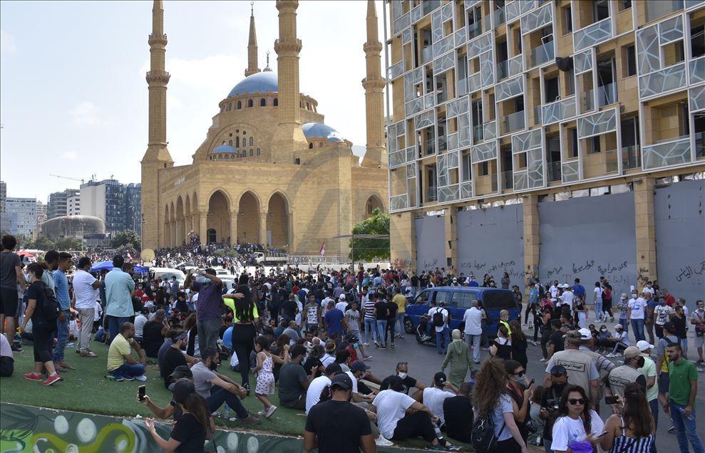 بيروت.. الأمن يطلق قنابل غاز على محتجين بمحيط البرلمان
