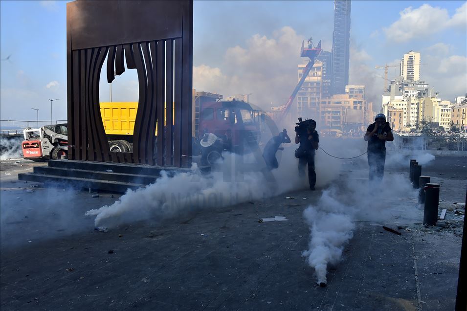 بيروت.. الأمن يطلق قنابل غاز على محتجين بمحيط البرلمان