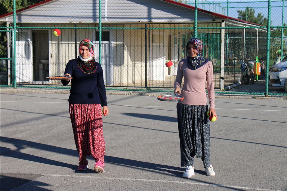 Mersin'de Yörük çocukları için 1300 rakımdaki yaylaya tenis kortu