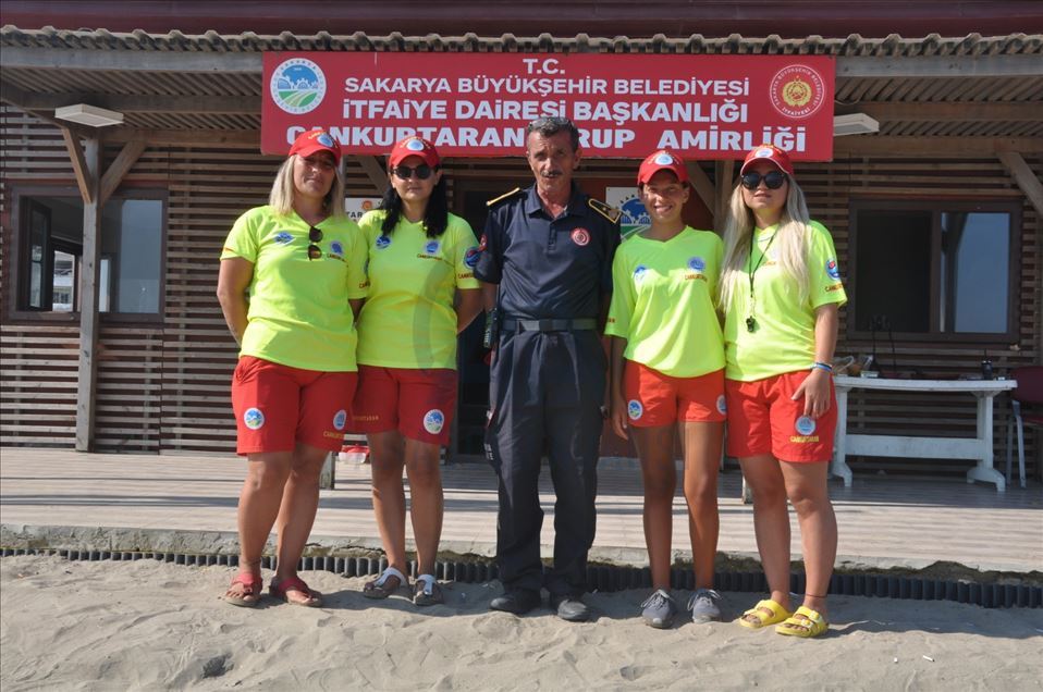 Karasu sahilinde kadın cankurtaranlar görev yapıyor
