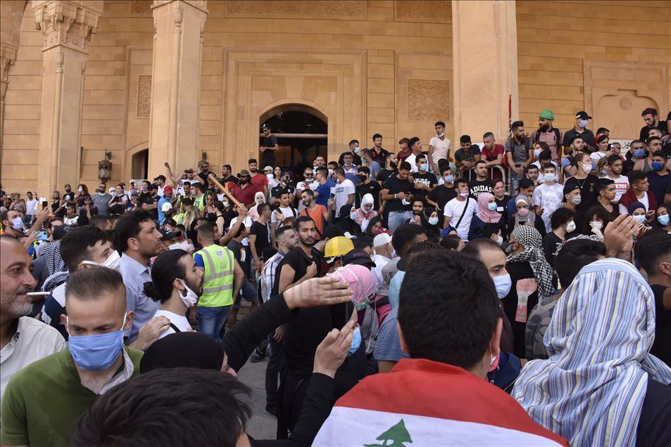بيروت.. الأمن يطلق قنابل غاز على محتجين بمحيط البرلمان