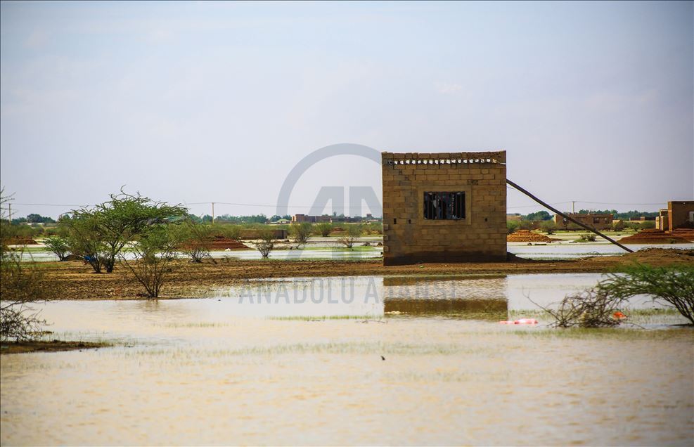 عشرات الأسر السودانية تفترش "الأسفلت" بسبب السيول