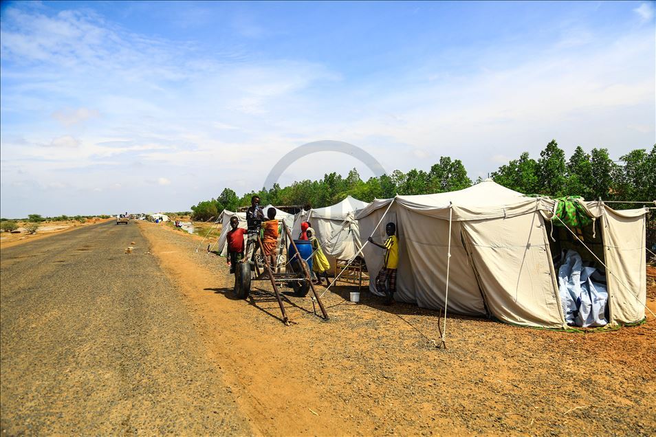 عشرات الأسر السودانية تفترش "الأسفلت" بسبب السيول