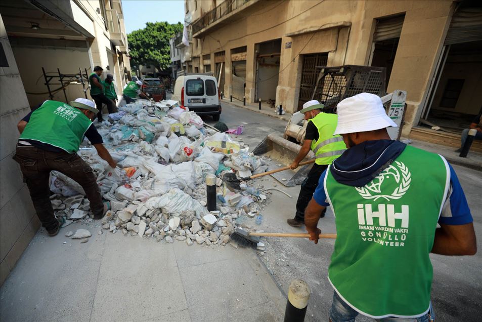 İHH Beyrut'ta 3 bin 700 kişiye acil yardım ulaştırdı