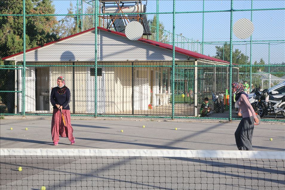 Mersin'de Yörük çocukları için 1300 rakımdaki yaylaya tenis kortu