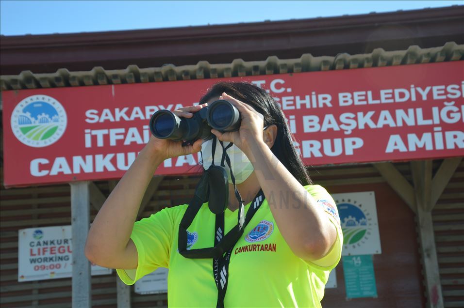 Karasu sahilinde kadın cankurtaranlar görev yapıyor

