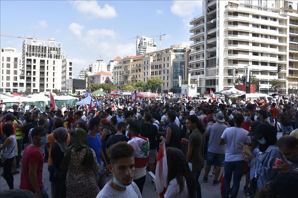 Lübnanlılar, Beyrut Limanı'ndaki patlamadan sorumlu tuttukları yetkilileri protesto etti