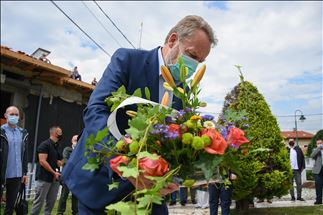 Polaganje cvijeća na mezarju Kovači