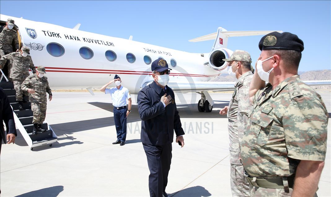 Milli Savunma Bakanı Akar ve komutanlar Irak sınır hattındaki birlikleri denetliyor