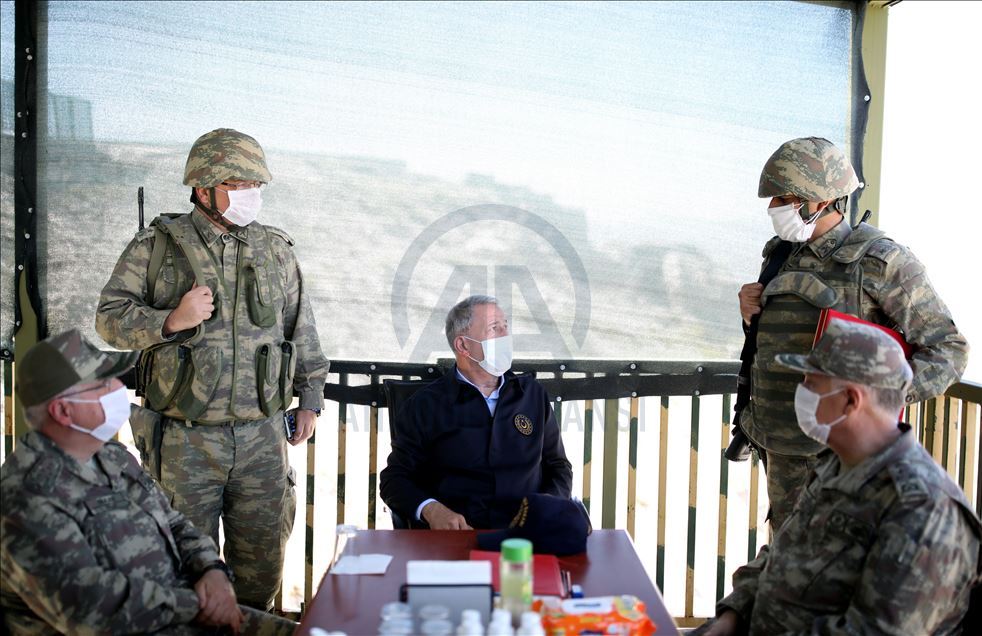 Milli Savunma Bakanı Akar ve komutanlar Irak sınır hattındaki birlikleri denetliyor