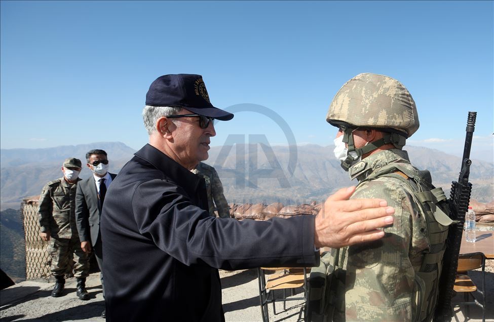 Milli Savunma Bakanı Akar ve komutanlar Irak sınır hattındaki birlikleri denetliyor
