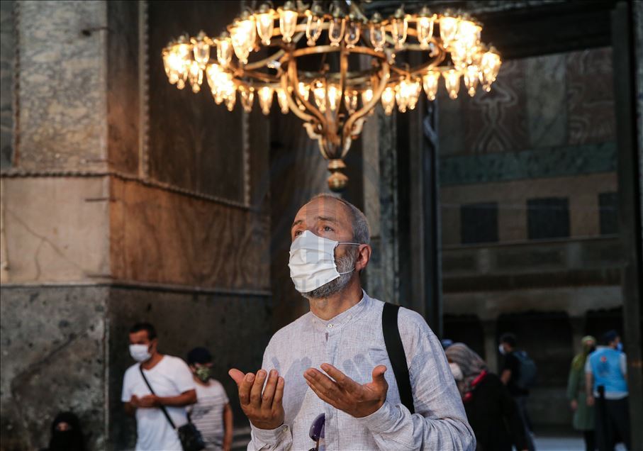 أوزتشاي.. خطاط تركي يفخر ببصماته على الكعبة المشرفة وآيا صوفيا