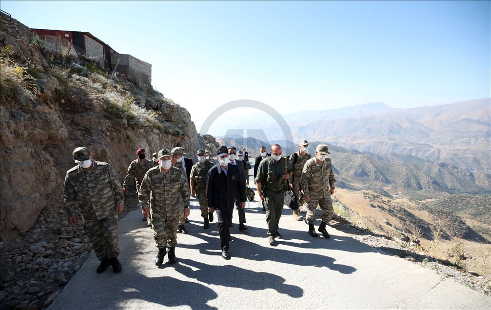 Milli Savunma Bakanı Akar ve komutanlar Irak sınır hattındaki birlikleri denetliyor