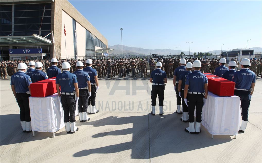 Hakkari'de zırhlı aracın devrilmesi sonucu şehit olan polisler için tören düzenlendi