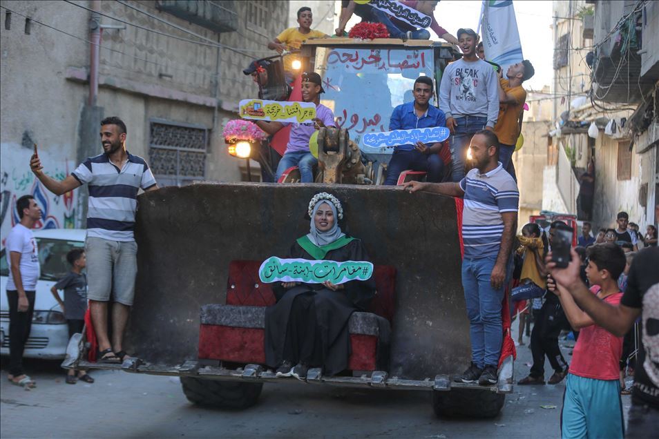 لفتت فتاة في قطاع غزة أنظار المئات 