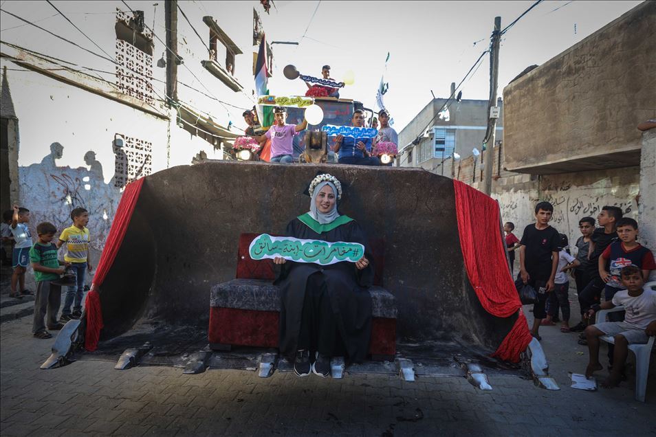 لفتت فتاة في قطاع غزة أنظار المئات 