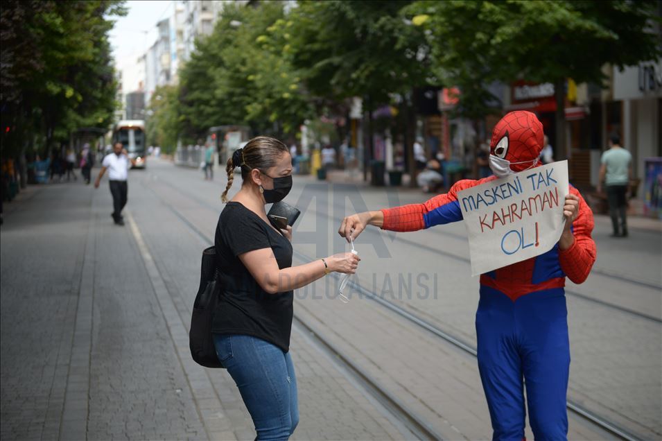 يدعو Eskisehirli Spider-Man إلى "ارتد قناعك ، كن بطلاً"