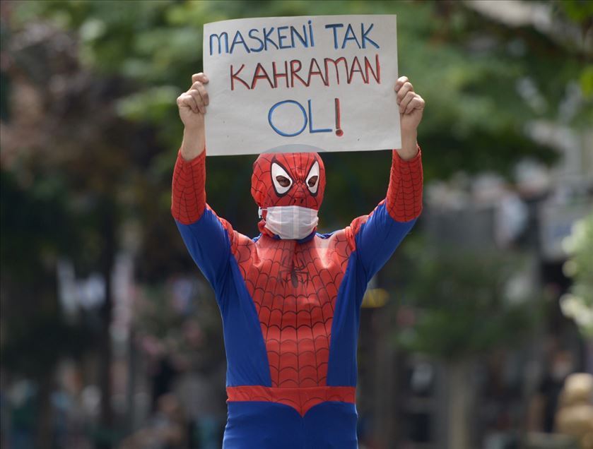 El llamado del hombre araña en Turquía, 'usa una máscara, sé un héroe'