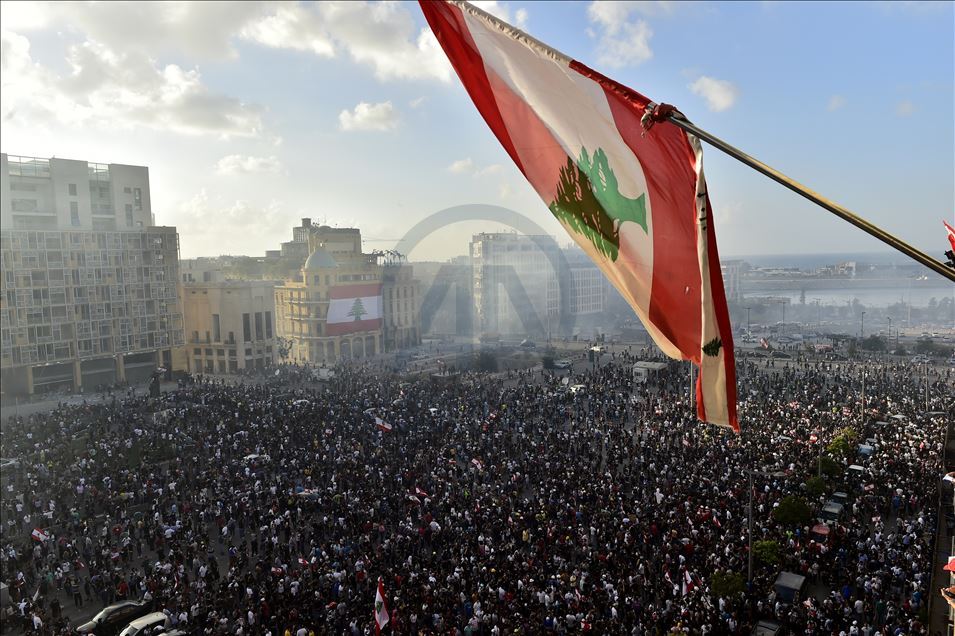 Miles de libaneses salen a protestar tras la fuerte explosión en Beirut