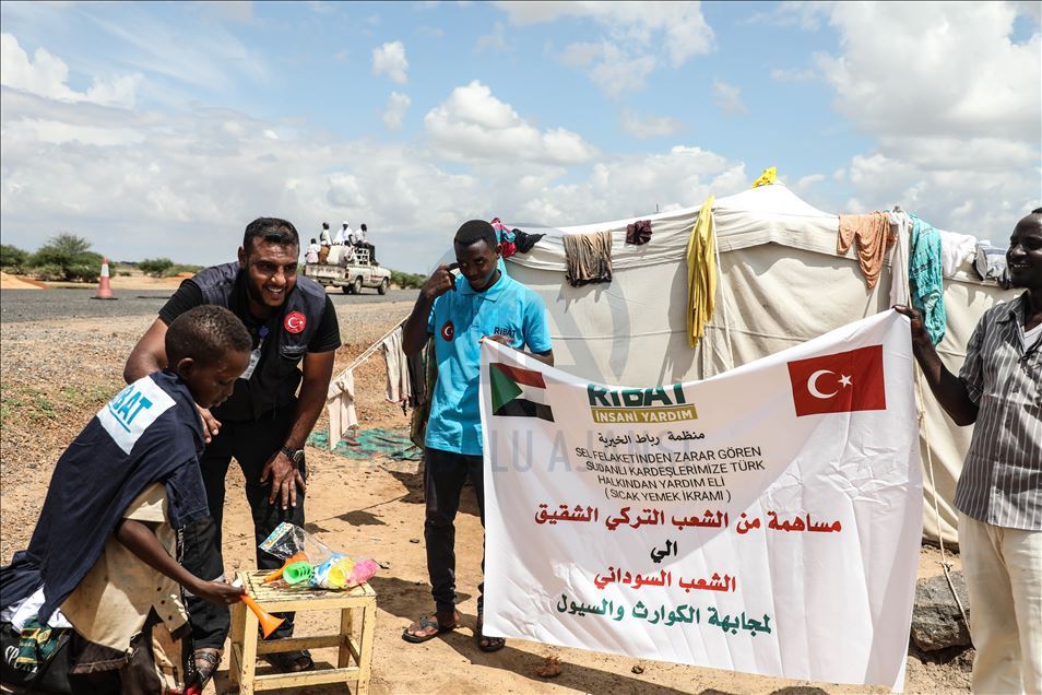 منظمة تركية توزع مساعدات على متضرري السيول في السودان
