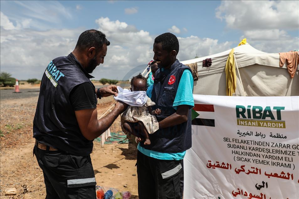 منظمة تركية توزع مساعدات على متضرري السيول في السودان