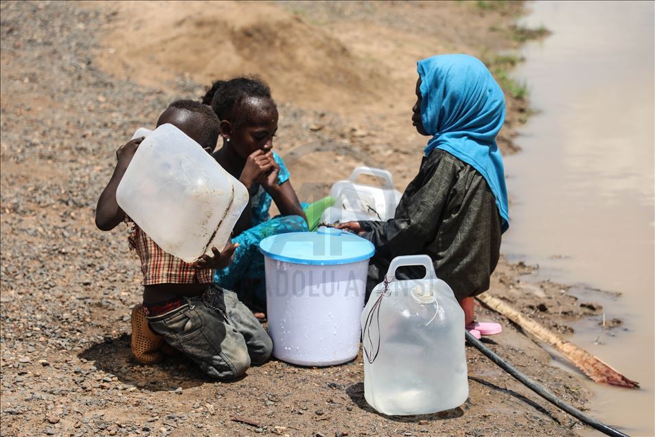 منظمة تركية توزع مساعدات على متضرري السيول في السودان
