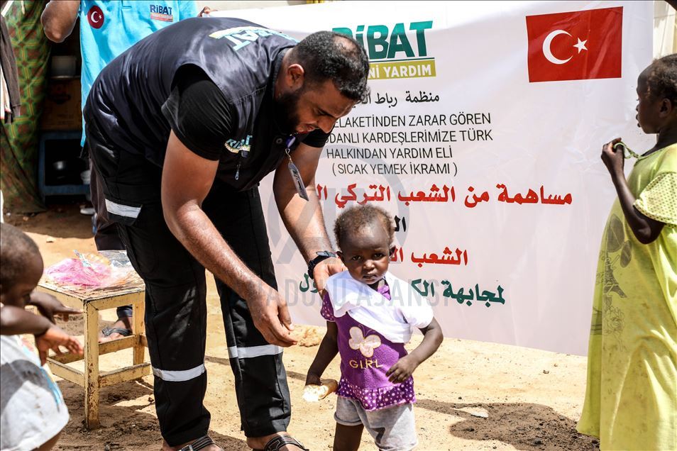 منظمة تركية توزع مساعدات على متضرري السيول في السودان