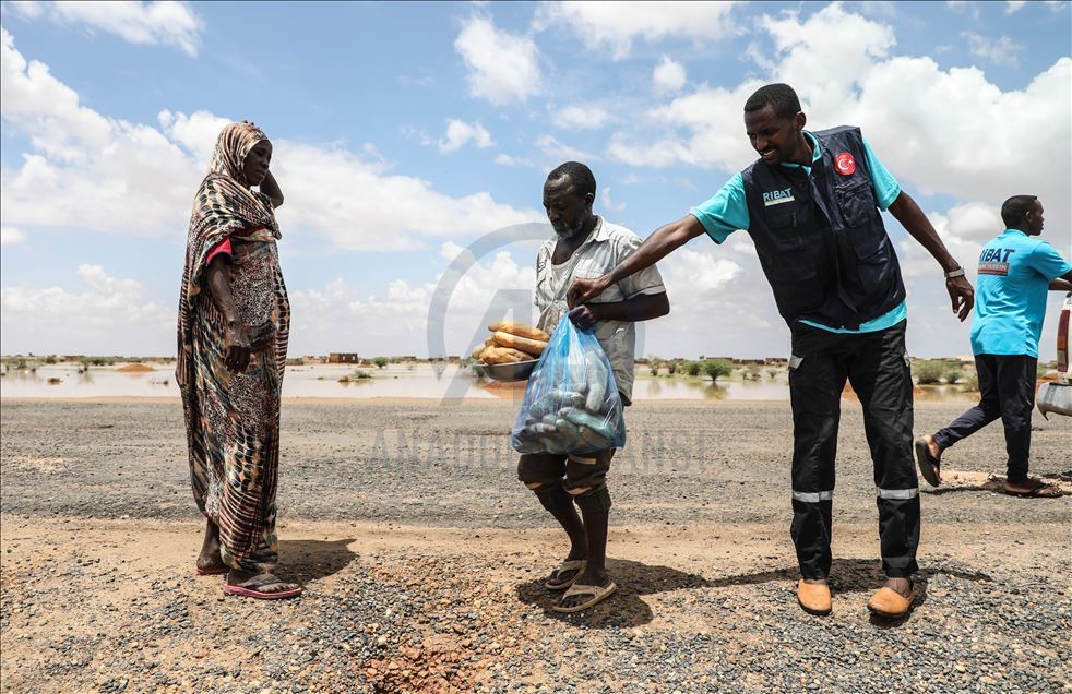 منظمة تركية توزع مساعدات على متضرري السيول في السودان