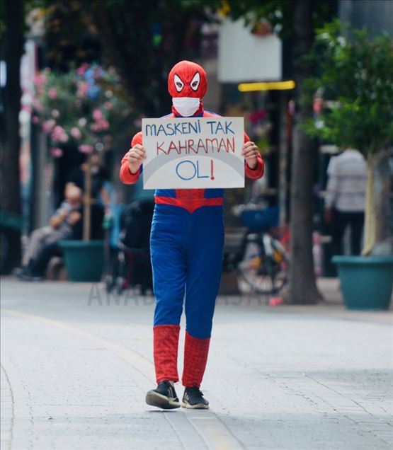 El llamado del hombre araña en Turquía, 'usa una máscara, sé un héroe'