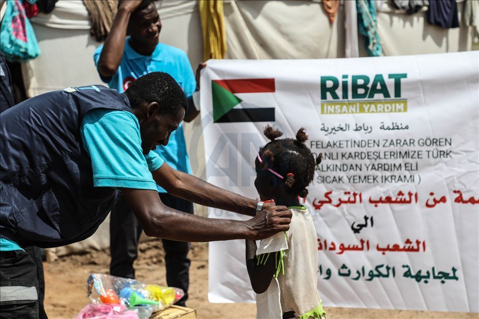 منظمة تركية توزع مساعدات على متضرري السيول في السودان