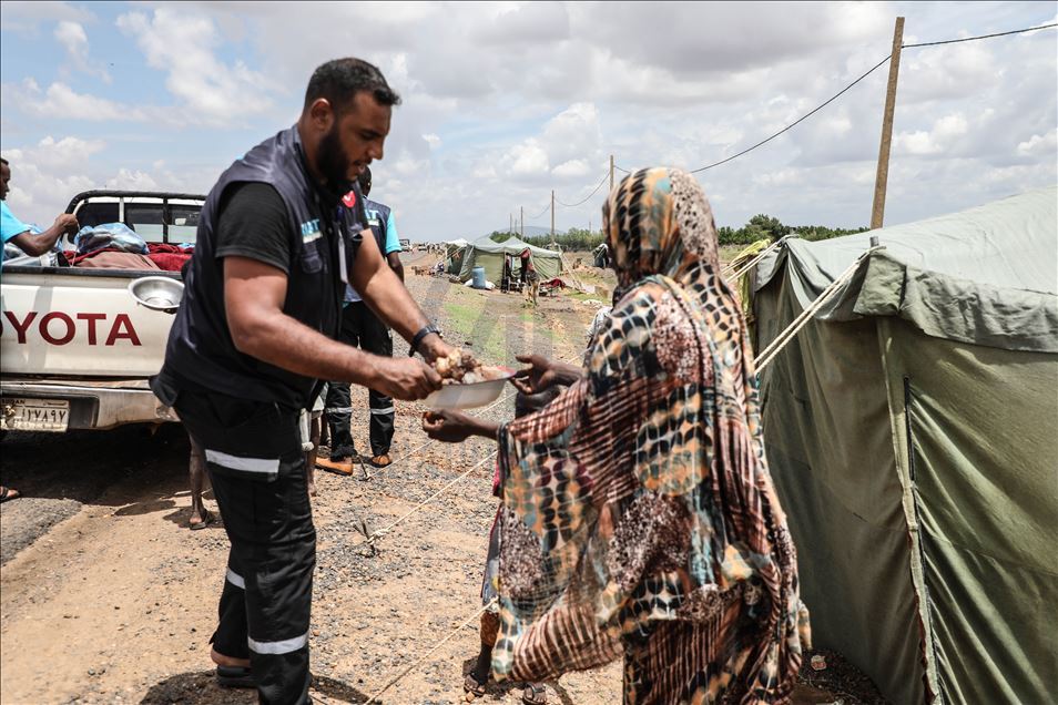 منظمة تركية توزع مساعدات على متضرري السيول في السودان