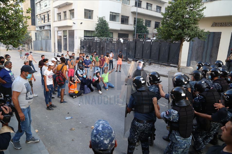 يطالبون برحيل عون والبرلمان.. مواجهات بيروتية بين محتجين والأمن